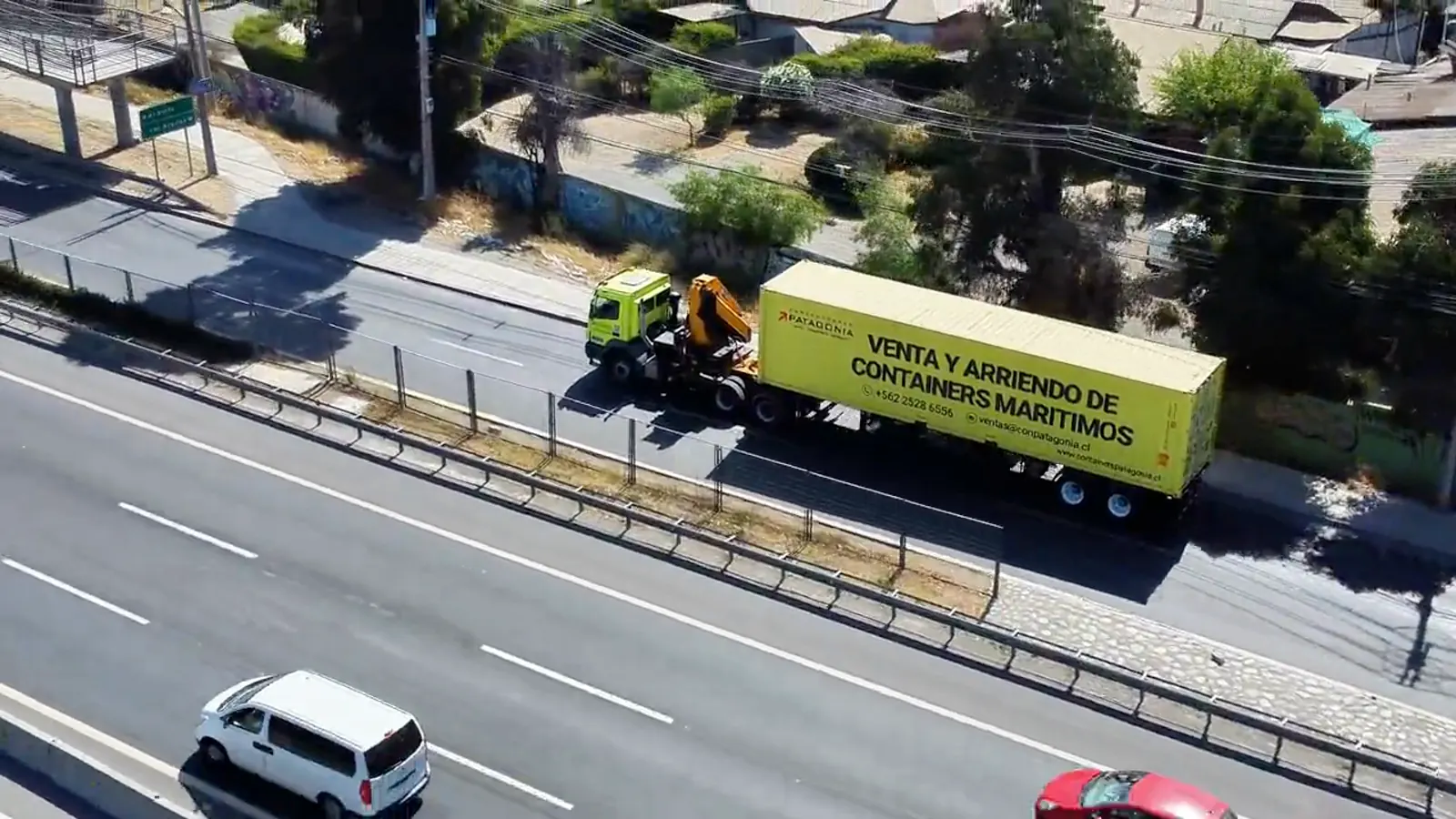 Container marítimo en camión con grúa camino a Valdivia